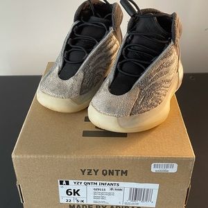 Yeezy QNTM sneakers